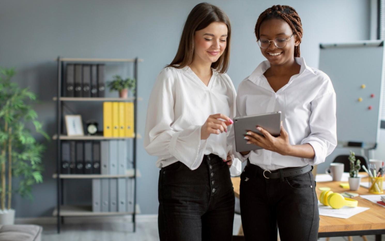 Ambiente di lavoro per la post-produzione video con strumenti professionali