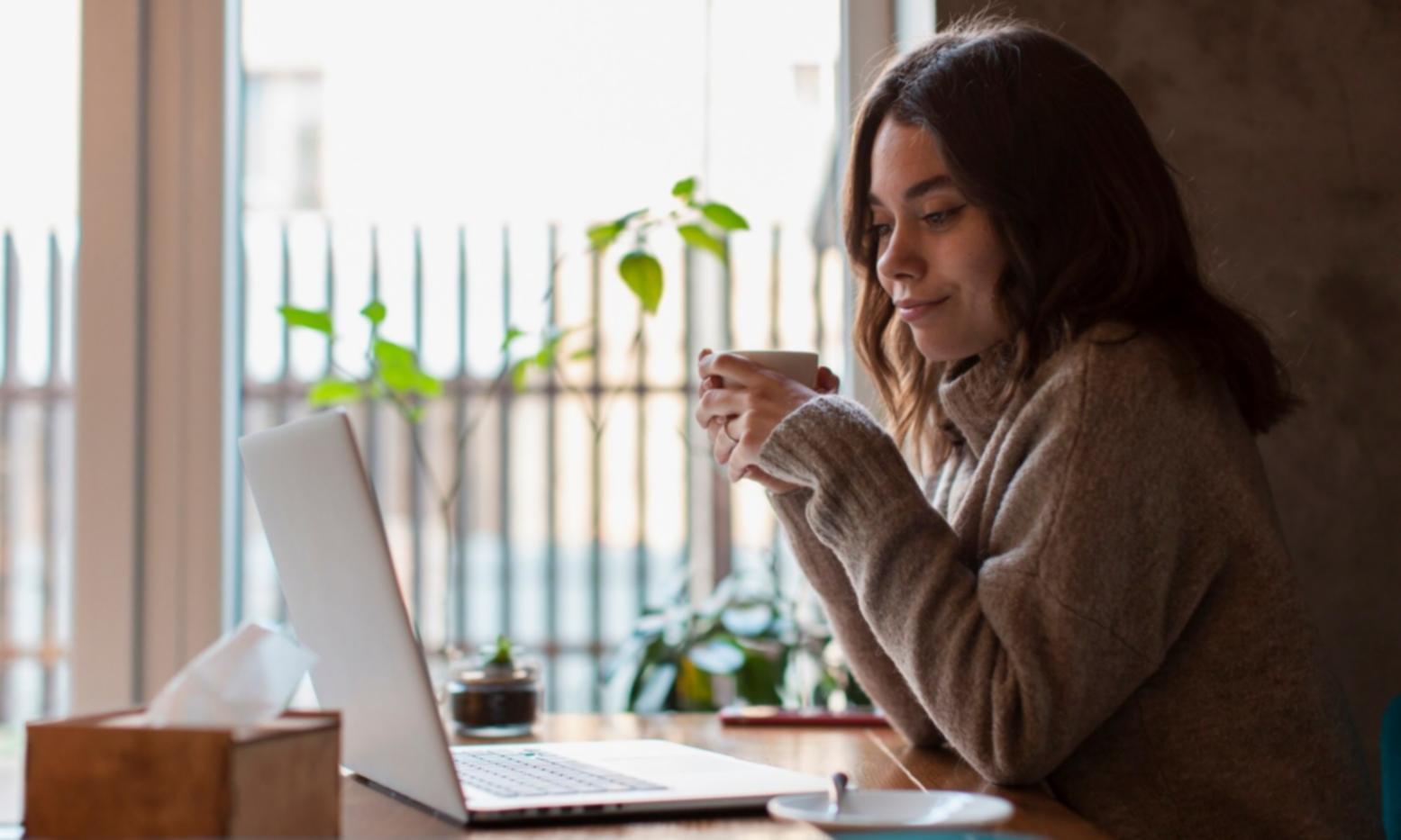 Postazione di editing video professionale con monitor e attrezzatura tecnica