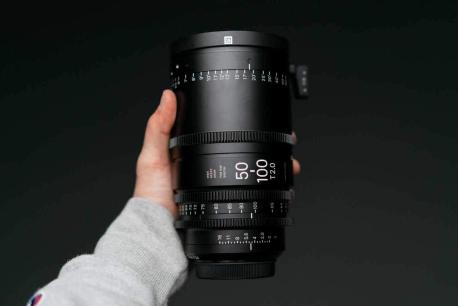 Postazione professionale di editing video con monitor multipli e attrezzatura di produzione